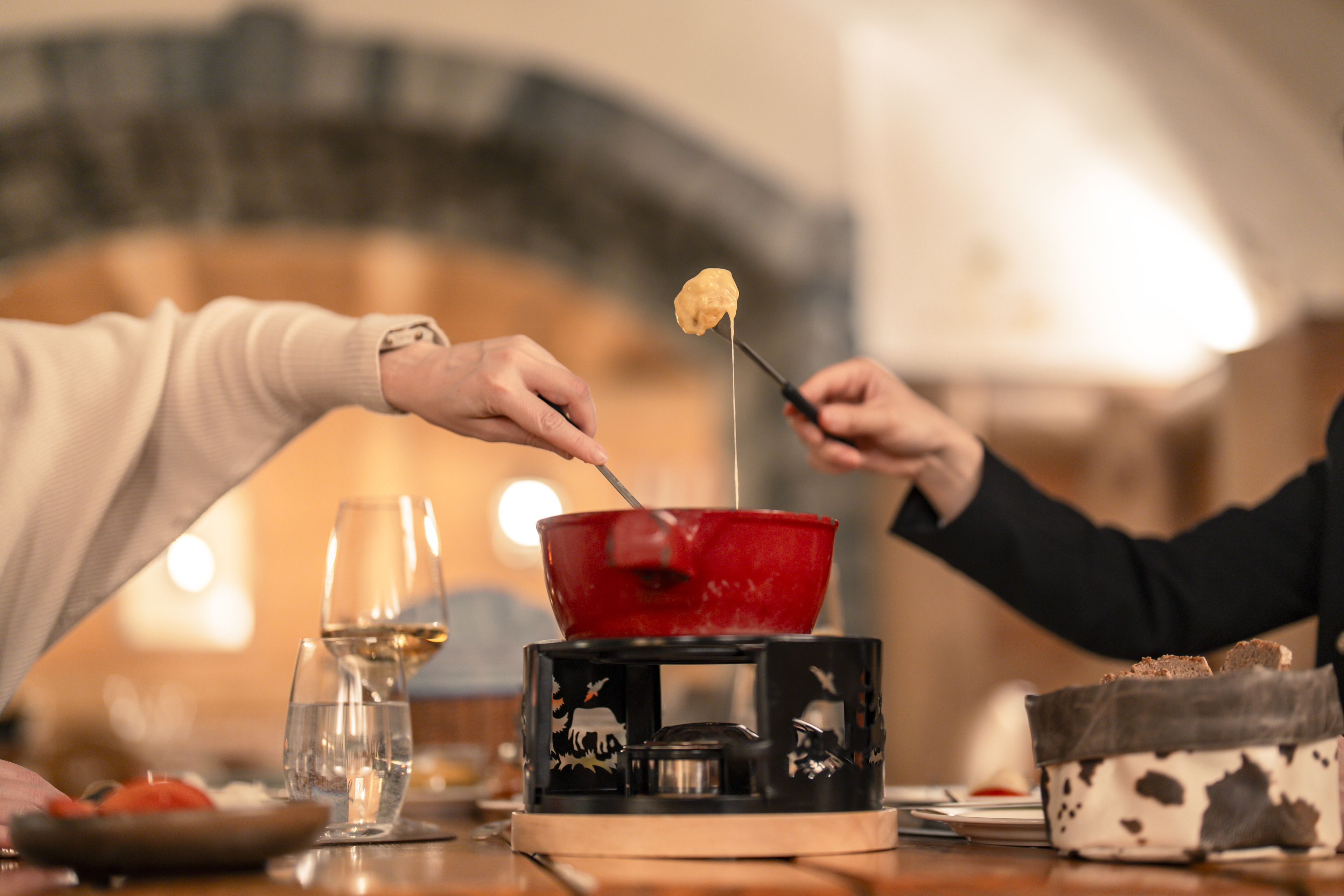 Fondue au fromage servie au Restaurant Walliserkeller du Riffelalp Resort 2222m au-dessus de Zermatt, hôtel de luxe 5 étoiles dans les Alpes suisses proposant les grandes spécialités de la cuisine suisse traditionnelle.