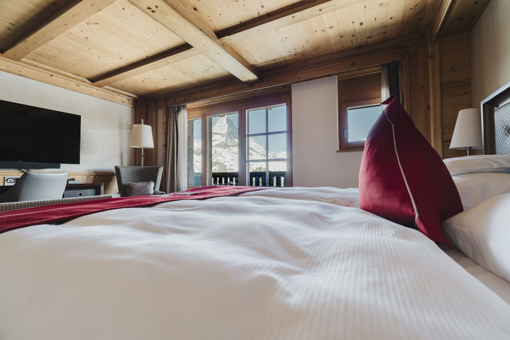 Vue depuis le lit sur le Cervin enneigé à travers les fenêtres de la Chambre Matterhorn Superior en hiver au Riffelalp Resort 2222m à Zermatt.