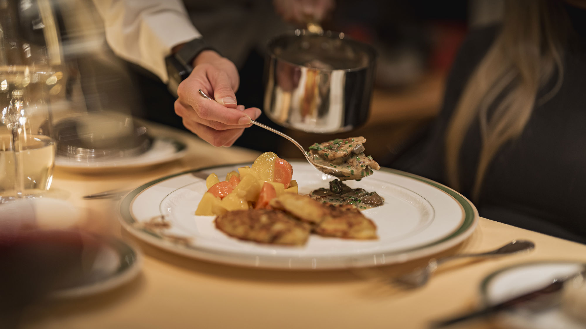 Dîner gastronomique servi à table en été au Restaurant Alexandre du Riffelalp Resort 2222m au-dessus de Zermatt, hôtel de luxe 5 étoiles proposant une cuisine régionale et méditerranéenne dans un cadre alpin élégant.